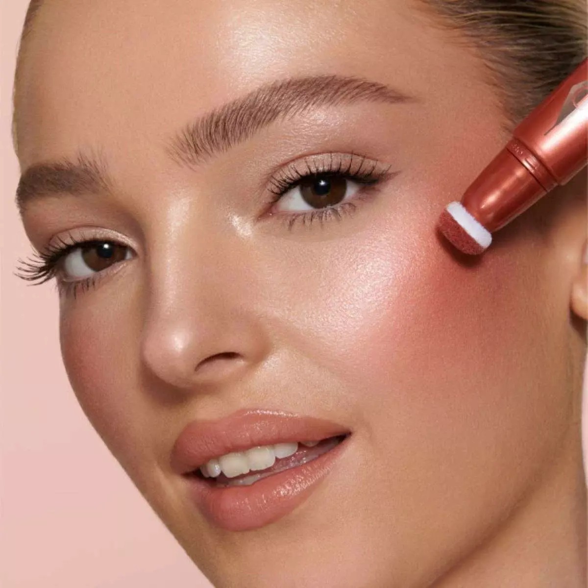 CHARLOTTE TILBURY BEAUTY LIGHT WAND в оттенке PINKGASM, жидкий хайлайтер, 12  мл 2