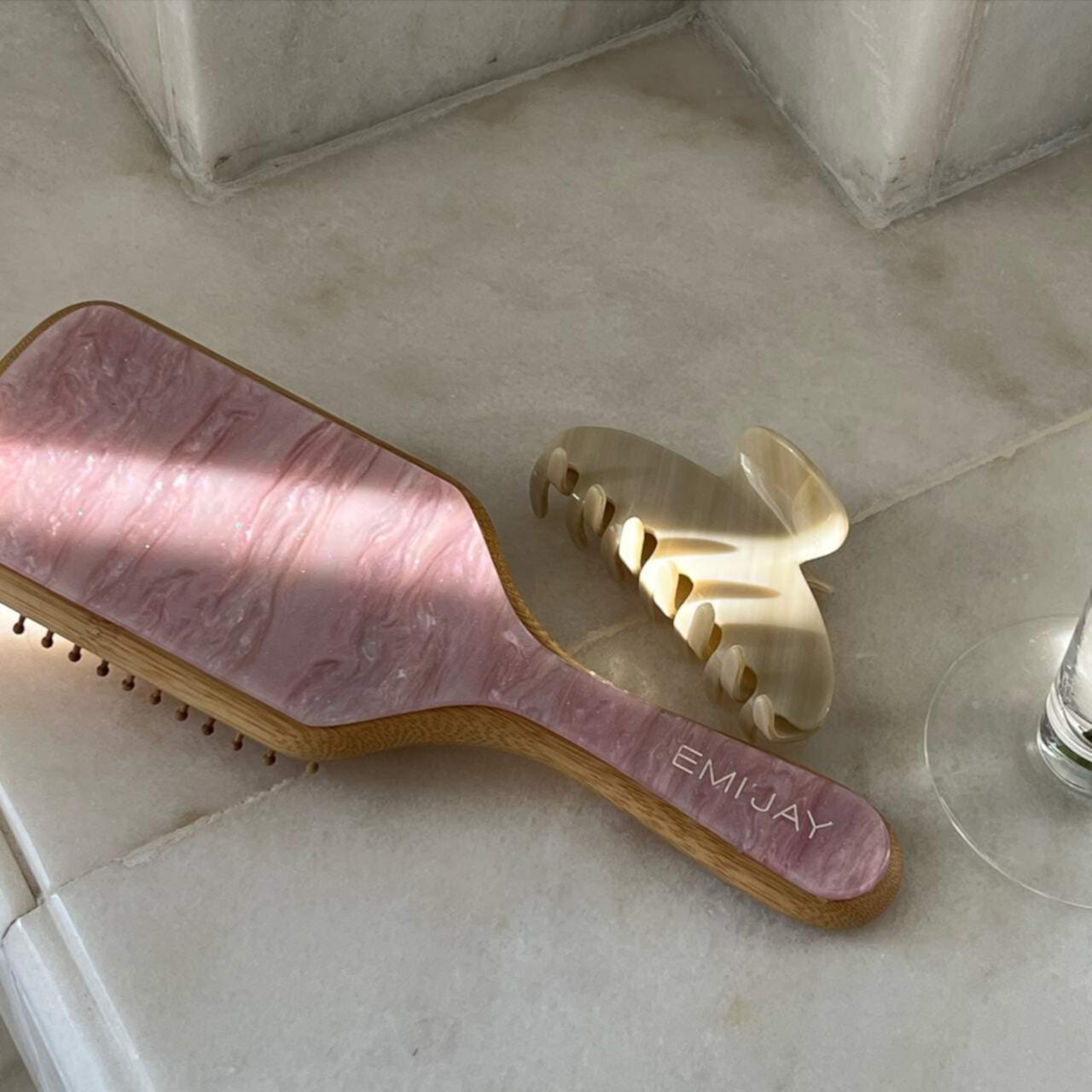 Emi Jay Bamboo Paddle Hair Brush in Pink Sugar, Бамбуковая щетка-лопатка для волос 2