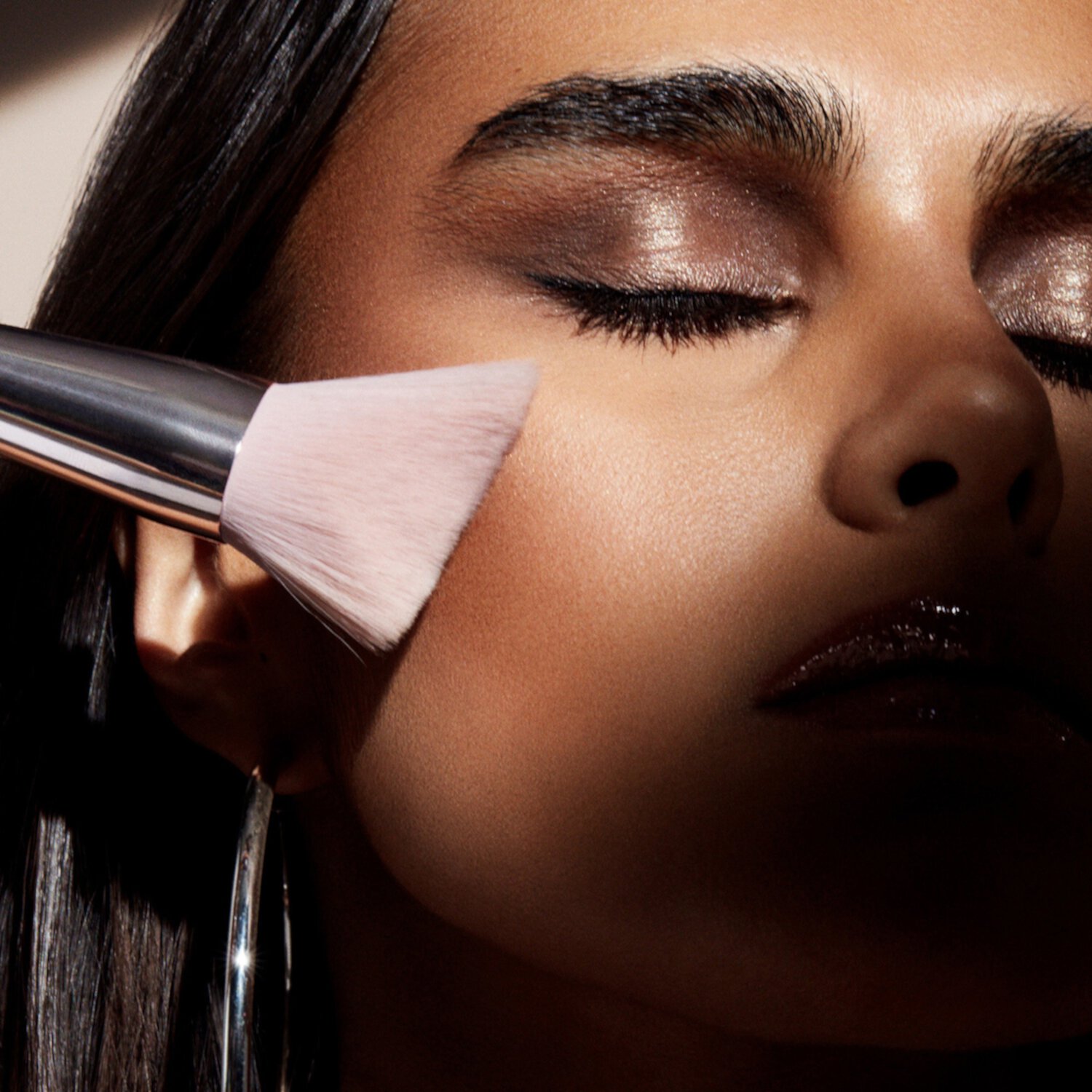 Fenty Beauty Кисть для бронзера  Cheek-Hugging Bronzer Brush 190 2
