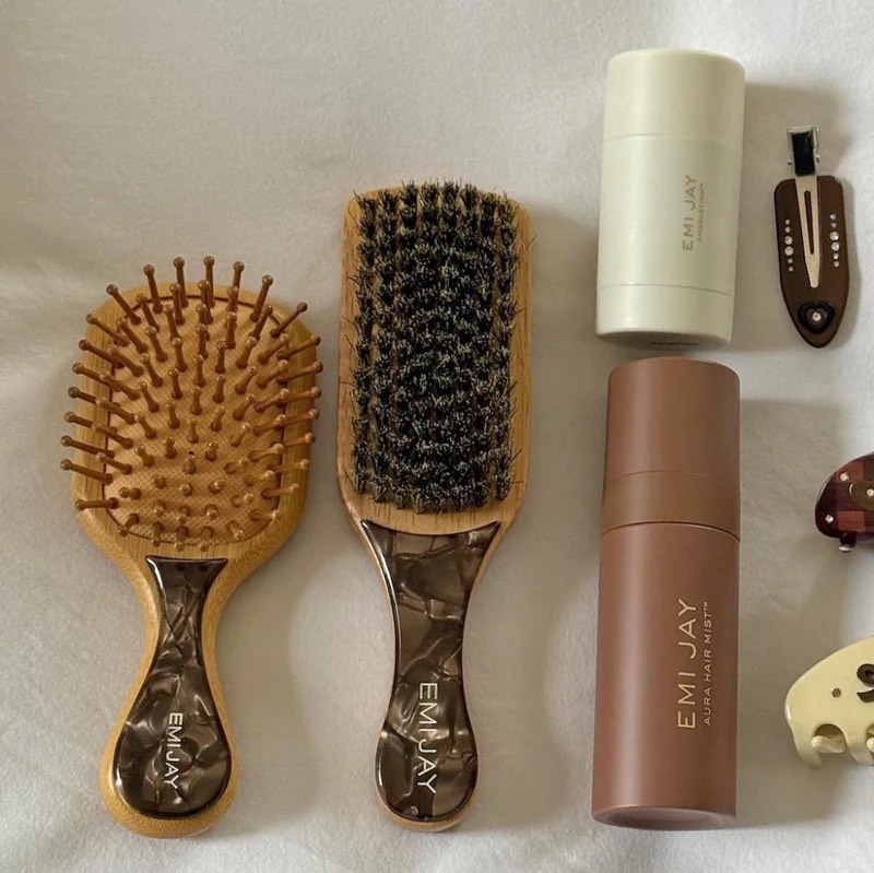 MINI BAMBOO PADDLE BRUSH IN TOASTED SUGAR, Миниатюрная бамбуковая щетка для волос (15*6 см) 3