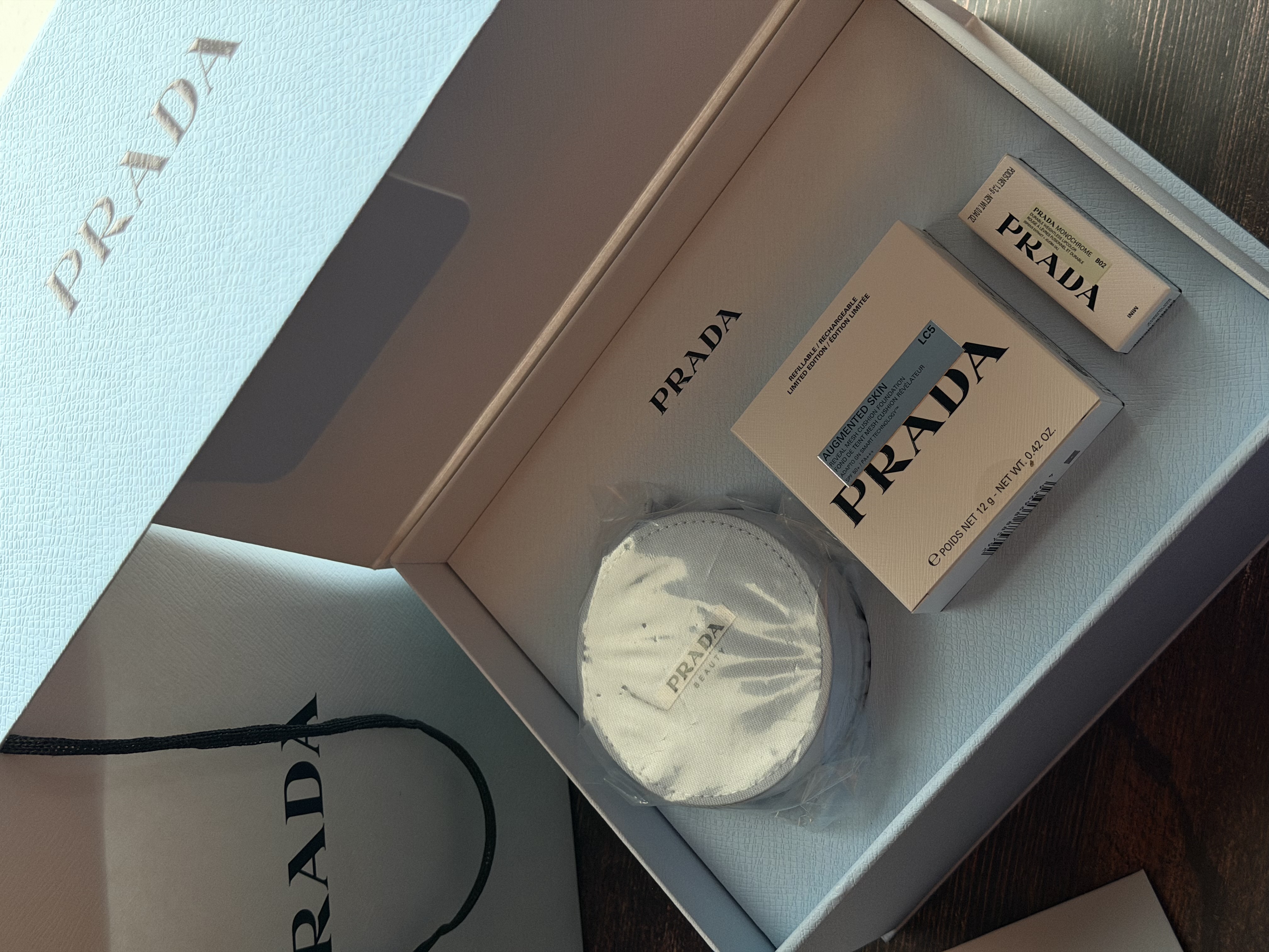 Prada beauty Gift Set (помада В02, 1,3 гр + кушон LC5) 2