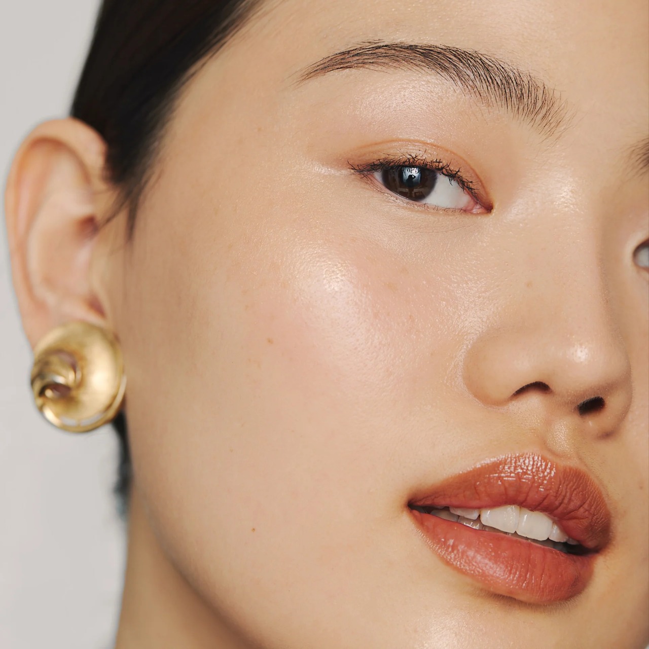 MERIT Day Glow Highlighting Balm в оттенке Citrine, Хайлайтер ,  4 мл 3