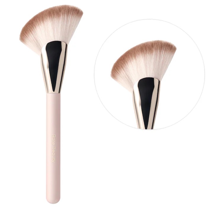 Rare Beauty Скошенная кисть для пудры Angled Powder Brush