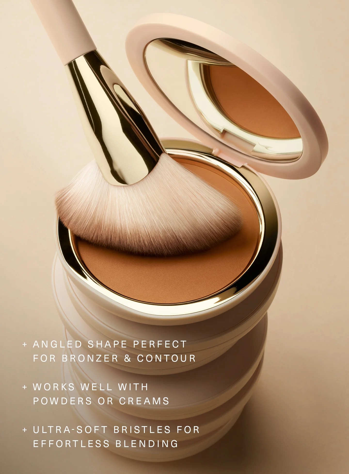 Rare Beauty Скошенная кисть для пудры Angled Powder Brush 4